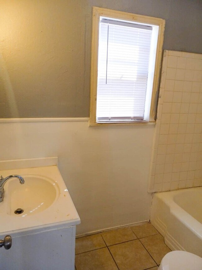 903 Ave G