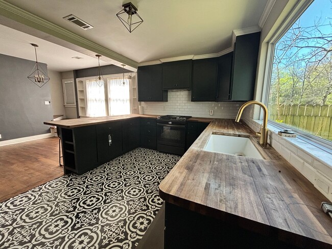 Photo - 312 S Valentine St Unidad Main House