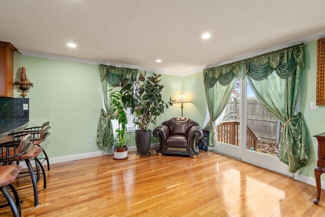 Photo - 215 St Mary St
