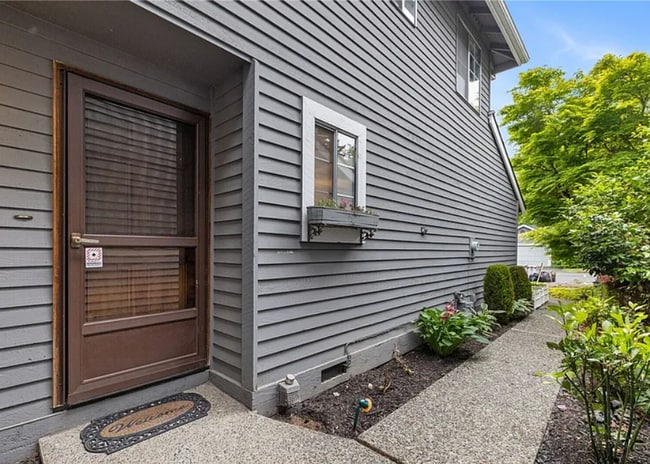 Photo - Kent East hill Condo townhome in Village at Single Creek - 3 bedroom 2.5 bath and 2 car garage. A...