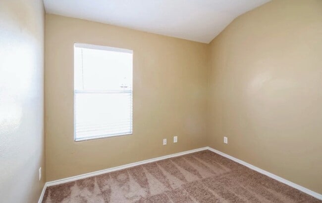 1121 Rosemary Dr