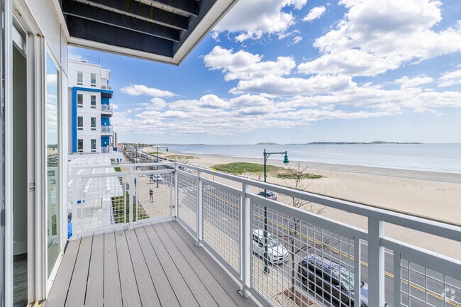 2BR, 2BA - 1,067SF - Balcony Views