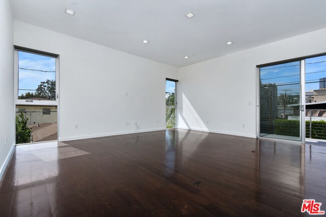 Photo - 11610 Ohio Ave Unidad #1