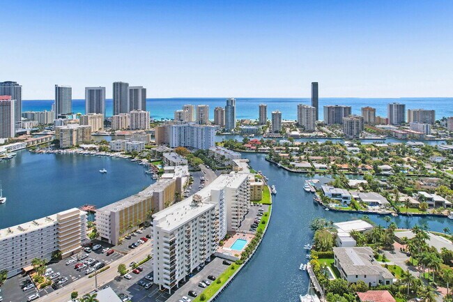 Photo - 401 Golden Isles Dr Unidad 705