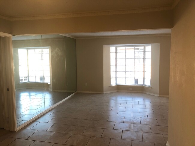Building Photo - 6029 Sandhurst Ln Unit D