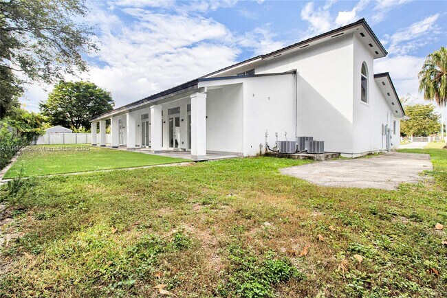 Photo - 425 SW 129th Ave