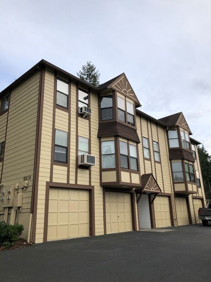 Nice 2 Bedroom Upper Unit In 4-PLex! - Nice 2 Bedroom Upper House Unit In 4-PLex!