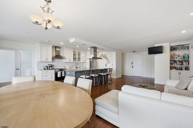Photo - 5000 Boardwalk Unit 1008, 1009