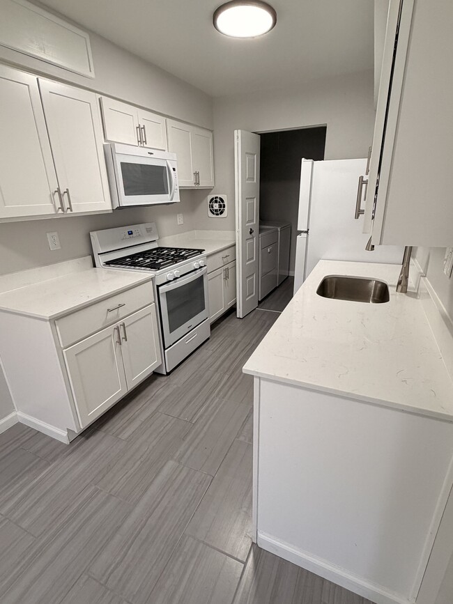 Brand new kitchen! - Fountain Court Townhomes