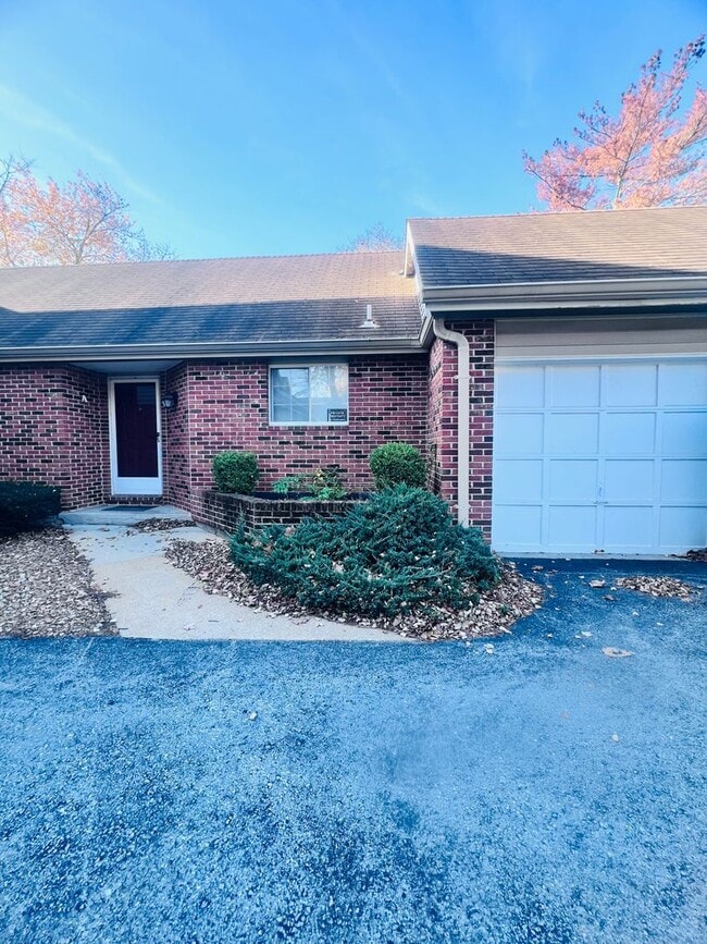 Building Photo - Perfect Nestled Condo Call Now!