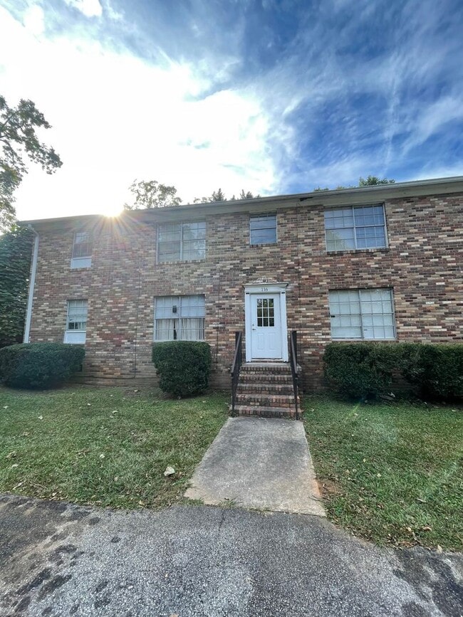 Building Photo - 2 Bedroom / 1 Bath Carrollton Apartment - Updated!