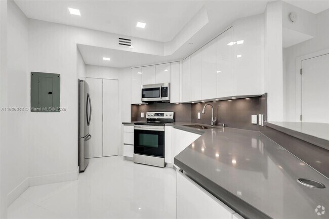 Building Photo - 888 Brickell Key Dr Unit 2100 Rental