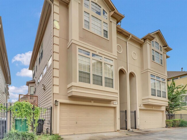 Building Photo - 5320 Blossom St