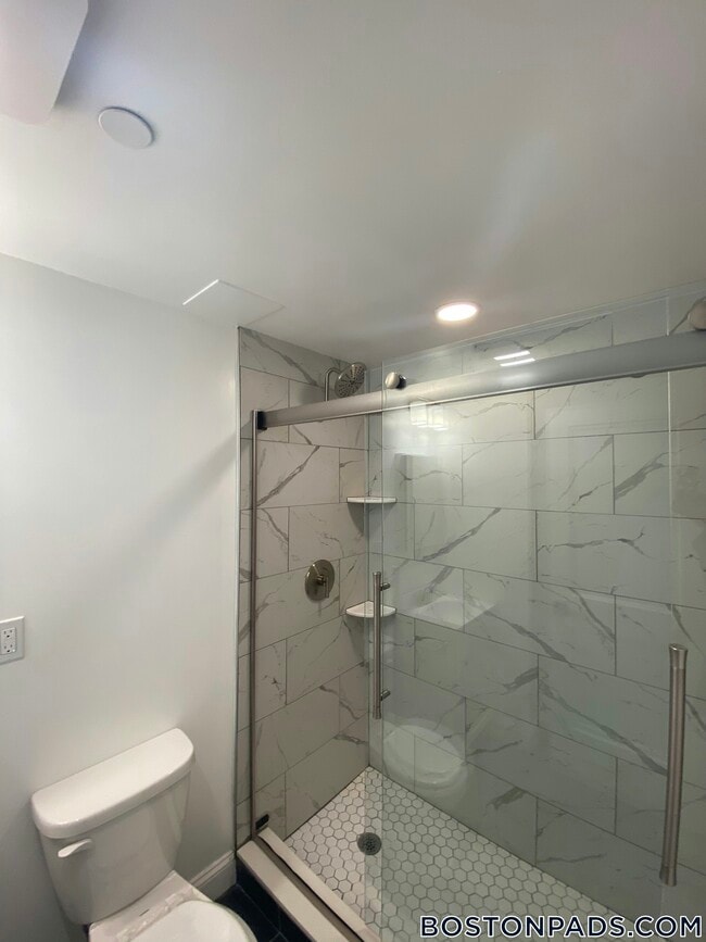 Building Photo - 98 Queensberry St Rental