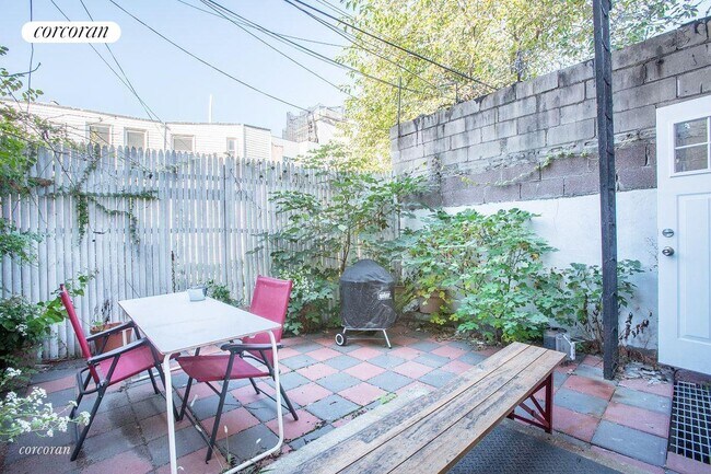 Photo - 680 Washington Ave Apartamento
