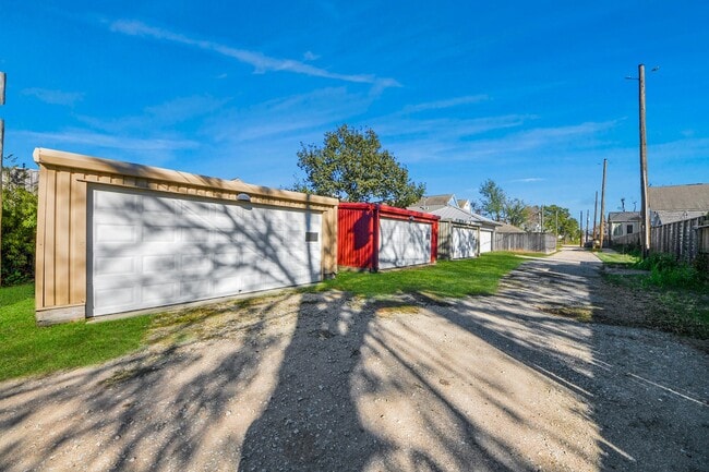 Photo - 832 W 27th St