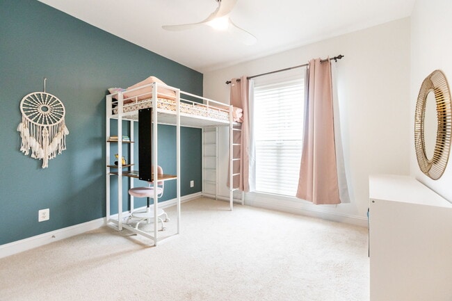 Photo - 20657 Sibbald Sq