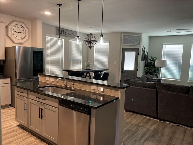 Photo - 748 Wedgewood Pk