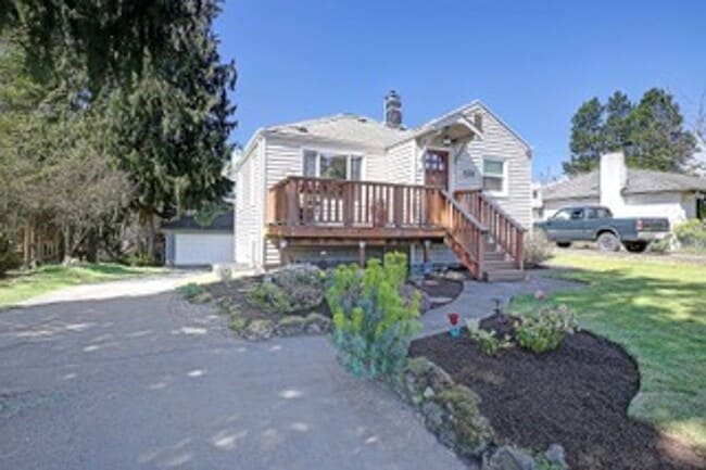 Building Photo - Picture Perfect 3-Bedroom Shoreline Home
