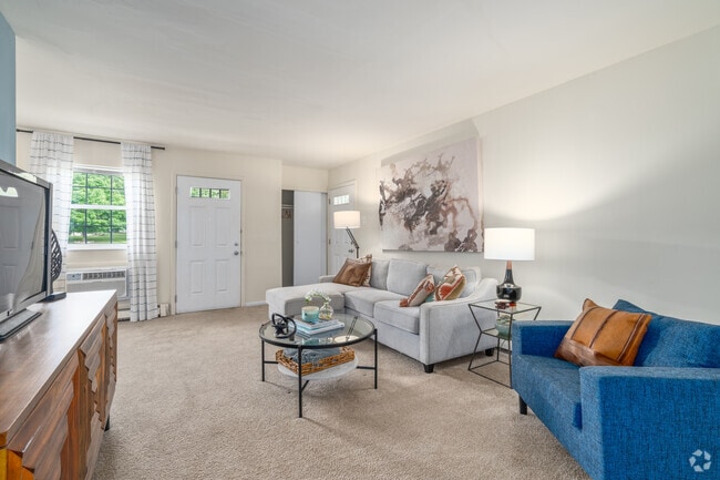 2BR, 1BA - 925SF - Living Room