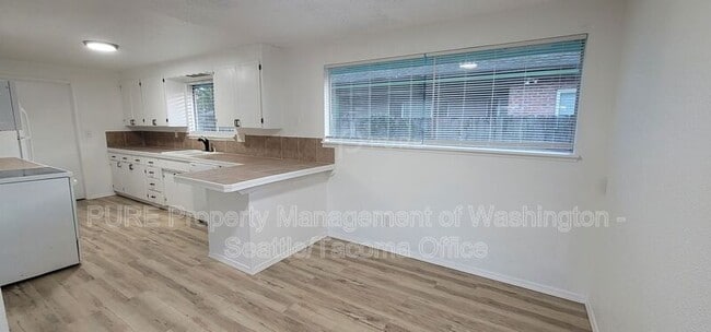 Photo - 920 S 68th St