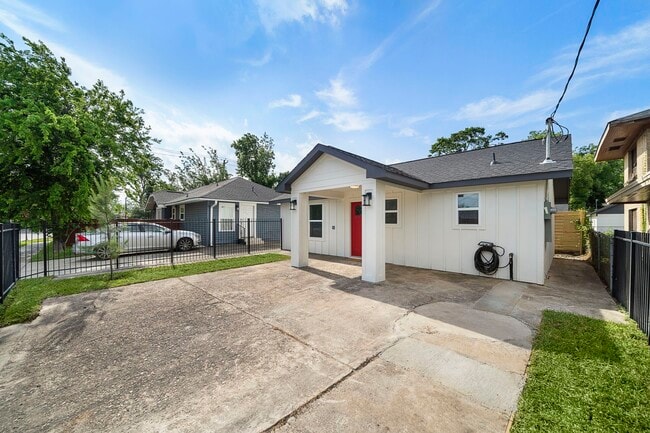 Photo - 1823 Studewood St