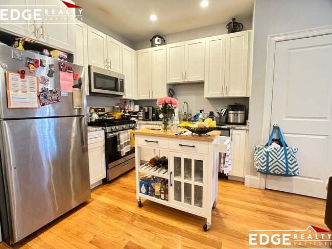 Building Photo - 12 Islington St Unit 1