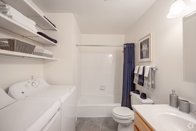 2BR, 1.5BA-968SF - Model - Bathroom