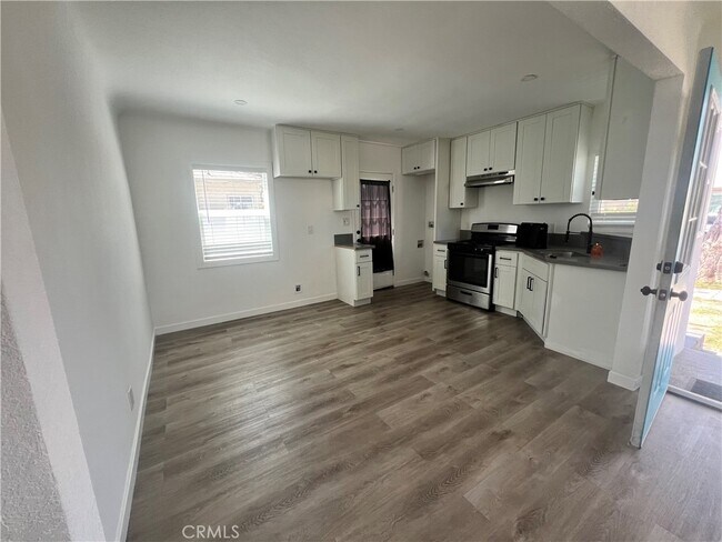 Photo - 434 E 57th St