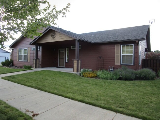 Building Photo - 3 Bedroom, 2 Bathroom on Corner Lot in Subdivision in North Prineville - Available Now!