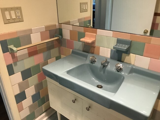 baño vintage - 4805 Randolph Dr Unidad Lower Level