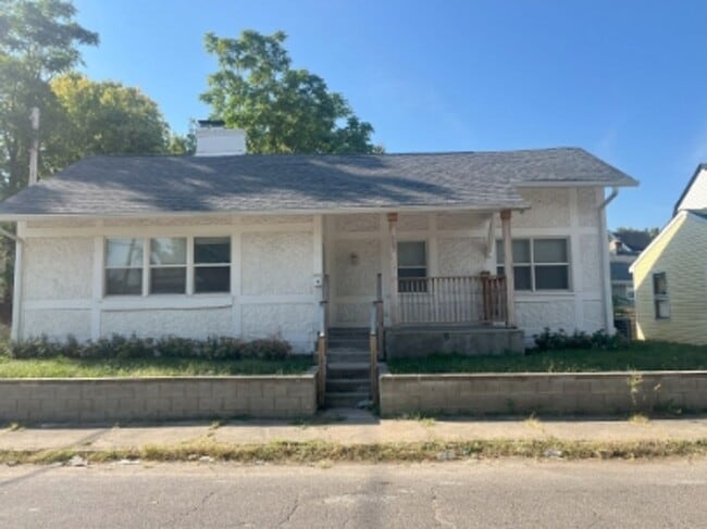 Building Photo - 2 Bed Available now!