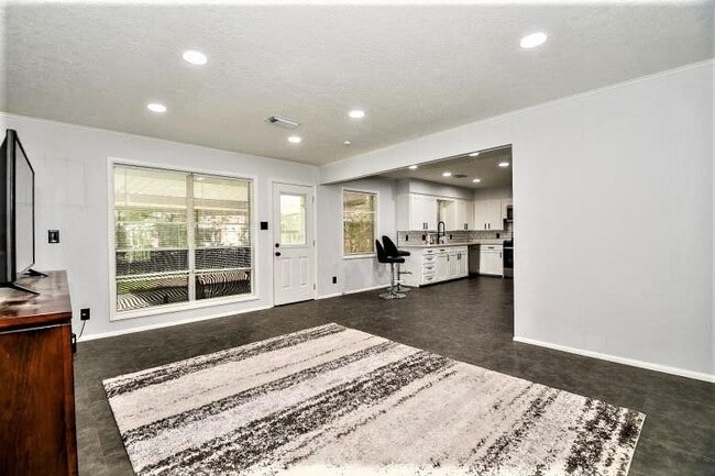 Photo - 2404 Oaks Dr