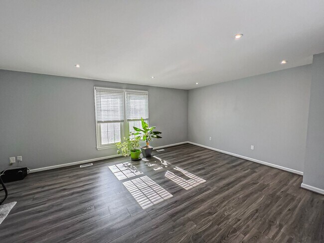 Photo - Sunny And Delightful 3 Bed 2.5 Bath Interior Townhome In Refreshing Newgate