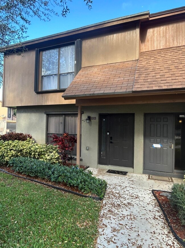 Building Photo - 818 Sandtree Dr