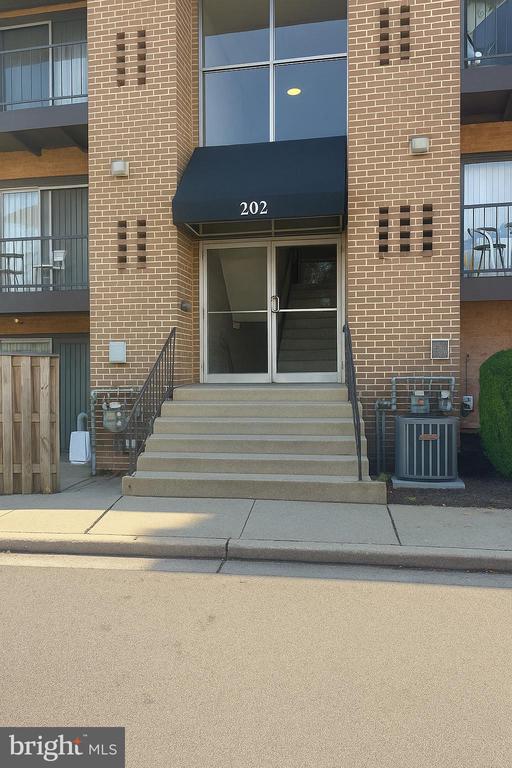 Building Photo - 202 E Mason Ave Unit 301