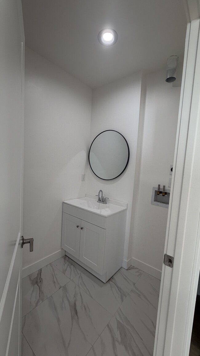 Photo - 907 Herbine St