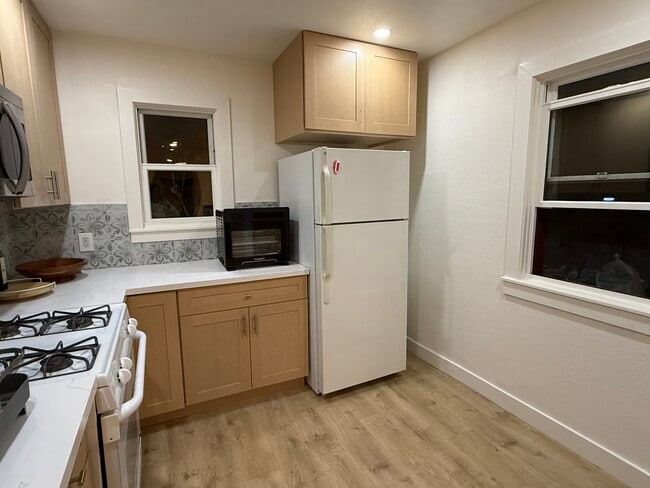 fully stocked kitchen - 521 W Montecito St Unit 1