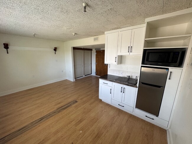 Building Photo - 460 W 600 N