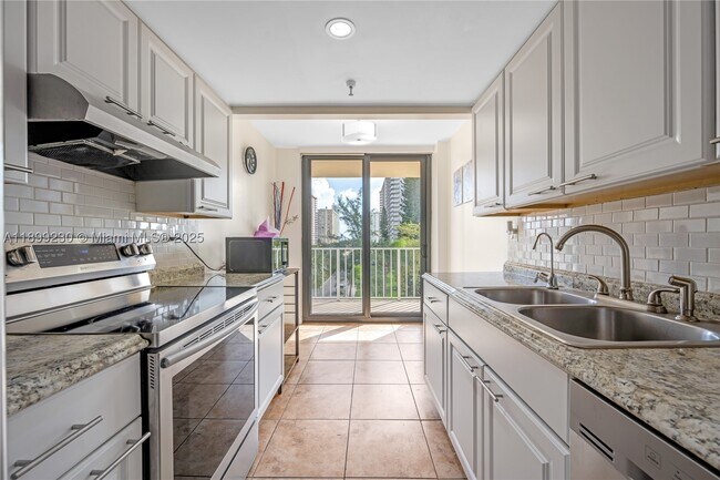 Photo - 290 174th St Unit 511