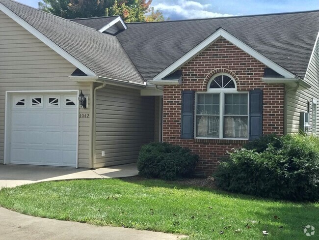 Building Photo - Updated Duplex for Rent Rental
