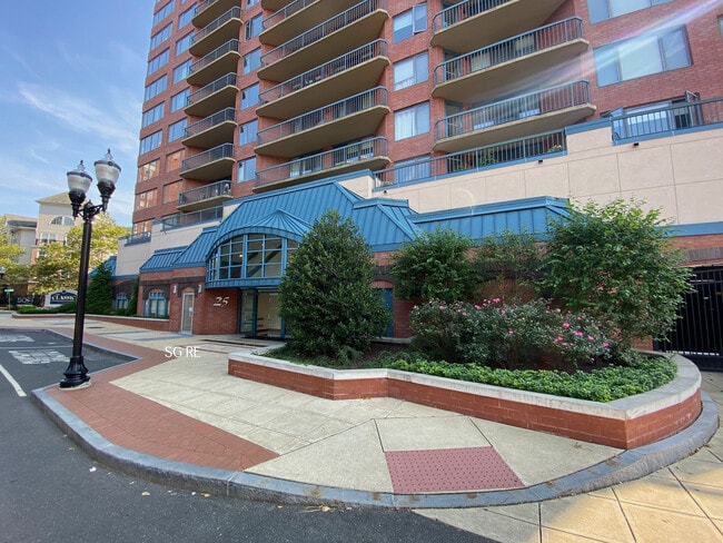 Building Photo - 25 Forest St Unit 12G