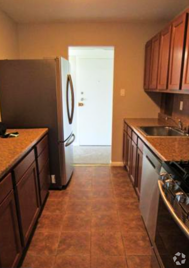 Building Photo - NEWLY AVAILABLE - RENOVATED 3 BR UNIT IN T... Rental