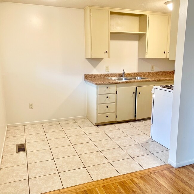 Building Photo - Three Bedroom Gem in Salt Lake City; Clean... Unit 3 Rental