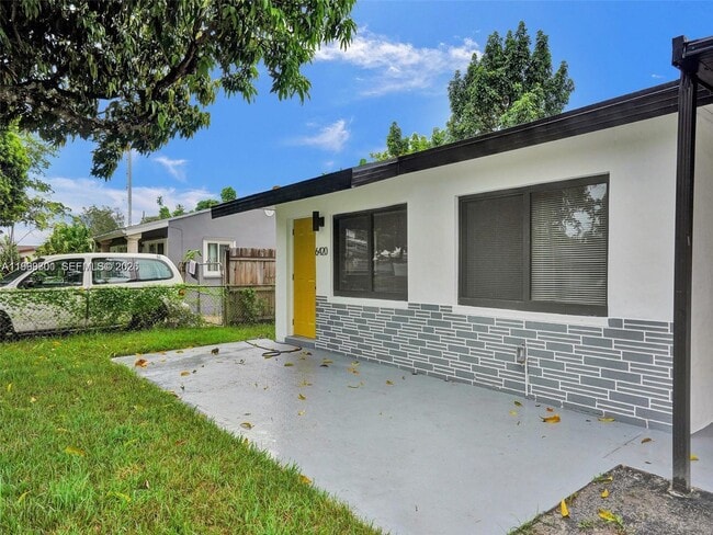 Building Photo - 6420 SW 22nd Ct