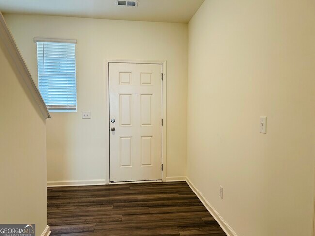 Photo - 403 Kings Cross Wy