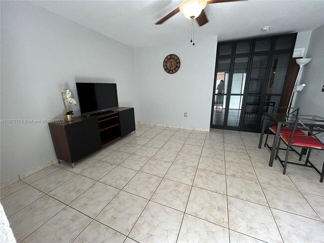 Building Photo - 2505 W 76th St Unit 103 Rental
