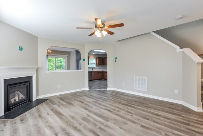 Photo - 273 Woodcreek Ln