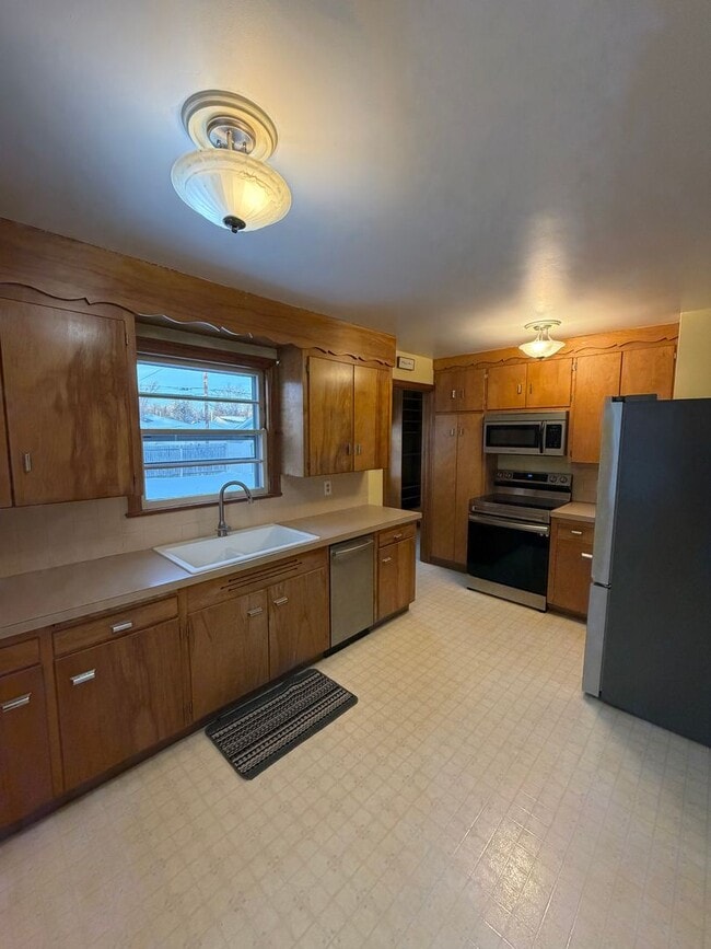 Photo - AVAILABLE NOW! - 2 Bed 1 Bath Home!