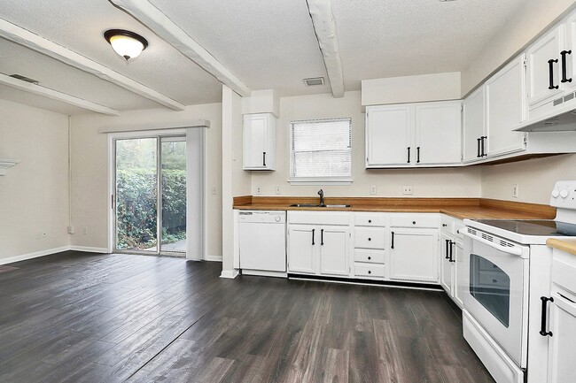 Lovely Heathstead 3 Bedroom Townhouse! - Lovely Heathstead 3 Bedroom Townhouse!